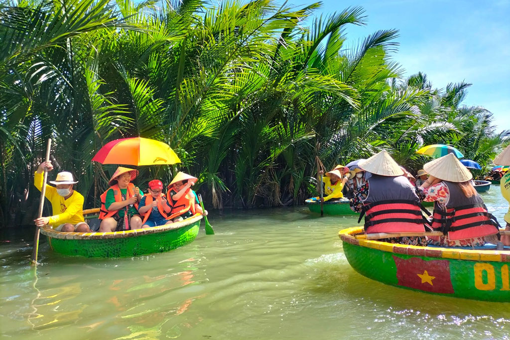 Perahu berputar atau dalam bahasa Vietnam disebut Quay Thung, dengan biaya perorang 10 US$ (sekitar Rp 152.000) yang per perahu bisa diisi 2 orang, Anda akan diajak mengelilingi sungai Thu Bon selama 40 menit.