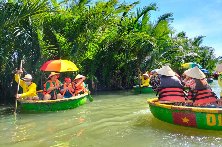 Perahu berputar atau dalam bahasa Vietnam disebut Quay Thung, dengan biaya perorang 10 US$ (sekitar Rp 152.000) yang per perahu bisa diisi 2 orang, Anda akan diajak mengelilingi sungai Thu Bon selama 40 menit.