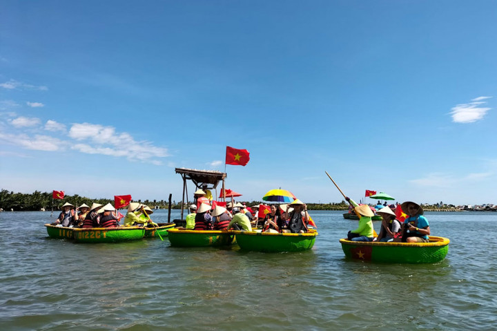 Yang unik dalam wisata ini, perahu akan dikumpulkan di satu pos, dimana banyak pos dibangun di sejumlah area sungai. Disana wisatawan bisa berjoget atu bernyanyi diiringi musik  yang dimainkan pengemudi perahu. Sebagai apresiasi, wisatawan bisa memberi uang tip.