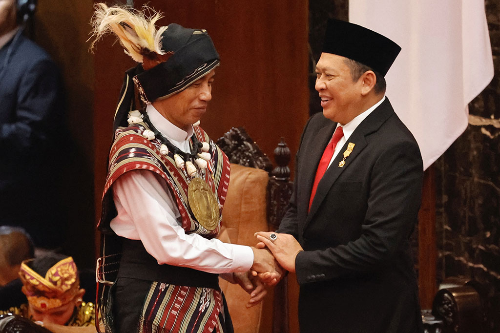 Presiden Joko Widodo menyalami dan diajak berswafoto oleh sejumlah anggota MPR RI setelah usai berpidato pada Sidang Tahunan MPR RI dan Sidang Bersama DPR RI dan DPD RI Tahun 2023 di Gedung MPR/DPR/DPD RI, Jakarta, Rabu, 16 Agustus 2023.