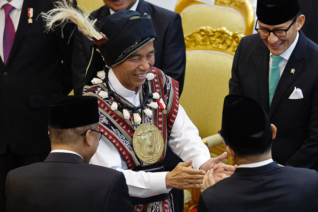 Setelah usai menyampaikan pidatonya, Presiden turun dari panggung dan menghampiri para anggota MPR RI serta tamu undangan yang hadir.