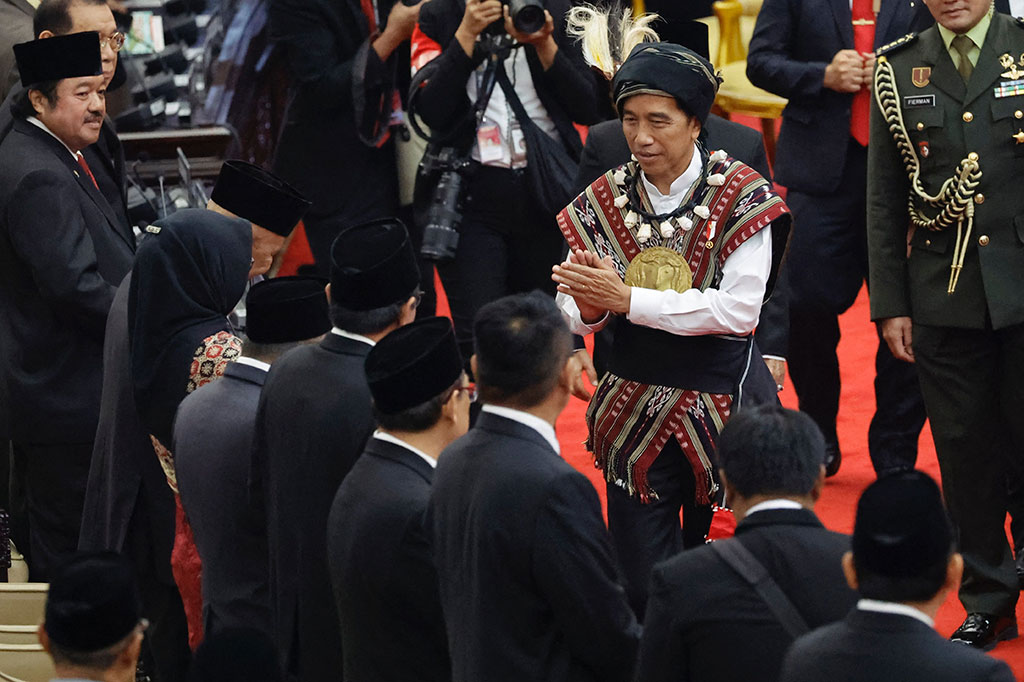 Beberapa anggota dewan yang duduk di bagian depan tampak antusias menyalami Presiden