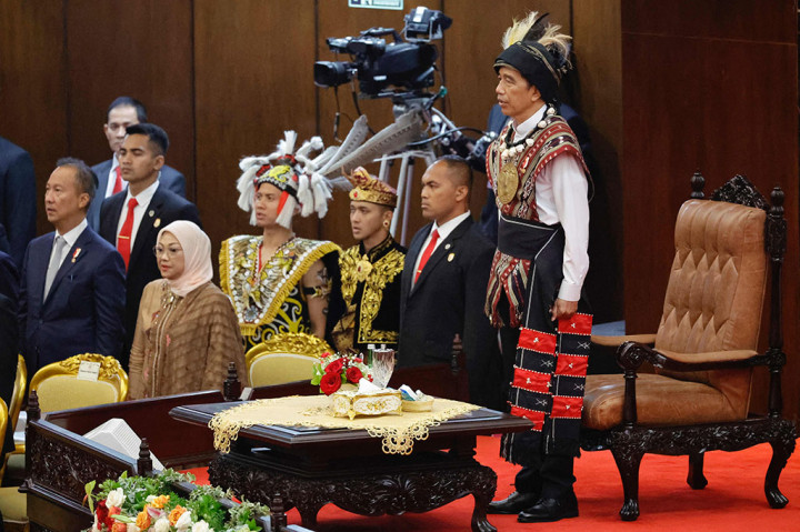 Presiden yang hadir mengenakan busana adat Tanimbar, Maluku terlihat dikawal langsung oleh Komandan Paspampres Grup A Faisol Izuddin Karimi beserta sejumlah anggota Paspampres lain.