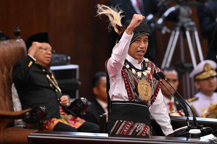 Dalam pidatonya pada Sidang Tahunan MPR RI dan Sidang Bersama DPR RI dan DPD RI Tahun 2023 di Gedung MPR/DPR/DPD RI itu, Presiden menyinggung sejumlah hal antara lain tentang dirinya yang kerap dijadikan tameng dalam Pilpres 2024, serta hilirisasi yang diyakininya akan berbuah manis pada rakyat.