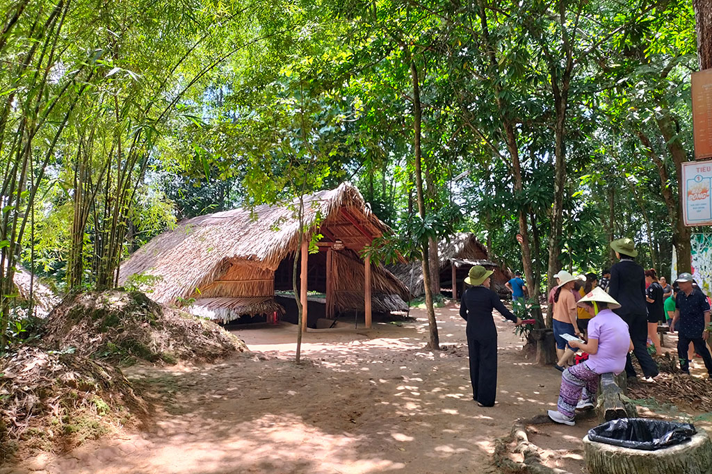 Terletak di Distrik Cu Chi di pinggiran Kota Ho Chi Minh, tempat ini berada di atas jaringan terowongan bawah tanah yang luas. Labirin terowongan ini membentang sepanjang jalan menuju perbatasan Kamboja.  Lorong sempit yang luas ini dulunya adalah dunia ribuan tentara Viet Cong. Di sini, mereka menjalani kehidupan yang terisolasi dan membangun tempat tinggal, pusat komunikasi dan rumah sakit, membentuk sistem masyarakat bawah tanah yang sangat lengkap.