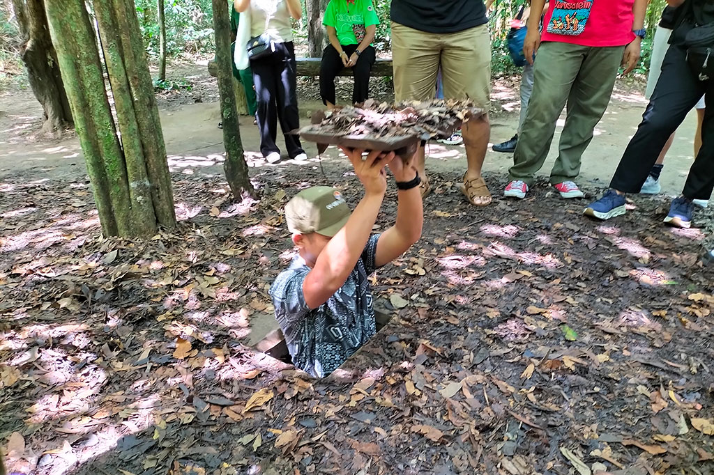 Meskipun Terowongan Cu Chi tenar selama Perang Vietnam, namun sejarah terowongan ini sudah ada sejak tahun 1940-an. Saat itu, sekelompok petani yang berperang melawan pasukan pendudukan Prancis mulai membangun benteng bawah tanah ini. Pada pertengahan 1960-an, panjang terowongan ini melebihi 120 kilometer.  Selama perang, tentara Viet Cong menghabiskan sebagian besar waktunya di terowongan untuk menggali jalur baru, keluar hanya pada malam hari untuk mencari perbekalan dan melancarkan serangan gerilya.
