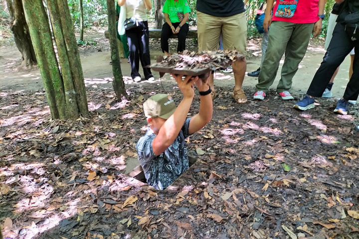 Meskipun Terowongan Cu Chi tenar selama Perang Vietnam, namun sejarah terowongan ini sudah ada sejak tahun 1940-an. Saat itu, sekelompok petani yang berperang melawan pasukan pendudukan Prancis mulai membangun benteng bawah tanah ini. Pada pertengahan 1960-an, panjang terowongan ini melebihi 120 kilometer.  Selama perang, tentara Viet Cong menghabiskan sebagian besar waktunya di terowongan untuk menggali jalur baru, keluar hanya pada malam hari untuk mencari perbekalan dan melancarkan serangan gerilya.