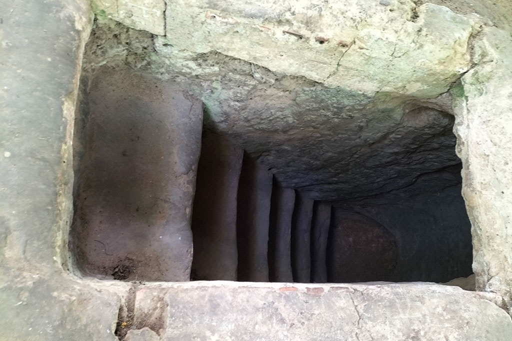 Total panjang terowongan ini 250 km, dibangun dalam 3 lantai. Di bawah tanah ini terdapat bioskop, rumah sakit, dapur, sekolah, dan lain-lain. Detil pada terowongan sangat diperhatikan, termasuk jebakan darat, seperti tanah yang ditutupi ranting dedaunan yang di dalamnya sudah ditanam puluhan besi runcing, membuat tentara Amerika Serikat yang mencoba menyusup ke terowongan menjadi sangat berbahaya. 