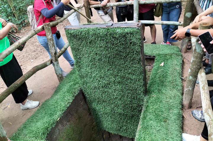 Tetapi lingkungan alam sama tidak bersahabatnya, dengan terowongan yang panas dan lembab dipenuhi ular dan serangga, dan sebanyak setengah tentara Viet Cong dilaporkan terinfeksi malaria.