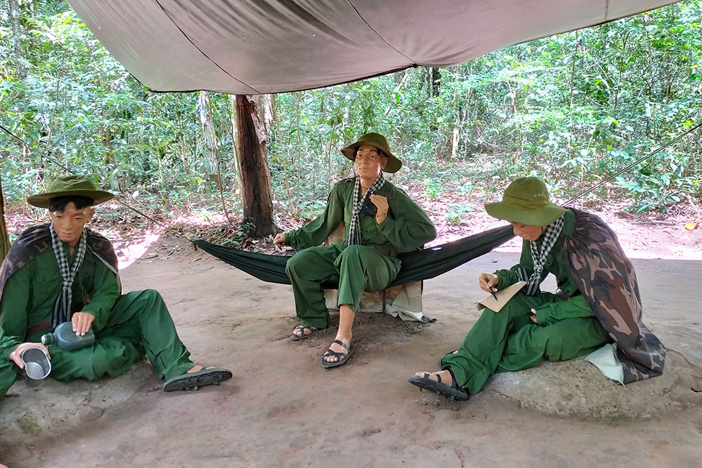 Saat perang hampir berakhir, serangan udara AS berhasil menghancurkan beberapa bagian terowongan, tetapi sebagian besar dunia bawah tanah ini tetap berdiri. Saat ini, Terowongan Cu Chi menjadi objek wisata yang populer. Turis datang untuk mengunjungi dan belajar tentang struktur terowongan dan kemenangan gemilang rakyat dan pasukan Cu Chi selama perang.