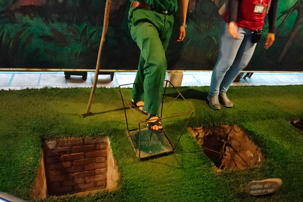 Pengunjung dapat mencoba memasuki lorong pendek dan merasakan kerasnya kehidupan tentara di dalam terowongan. Bagi para turis yang tidak terbiasa dengan ruang sempit,di tempat ini juga telah secara khusus memasang lorong yang melebar sehingga mereka dapat menjelajahi dan memahami dunia bawah tanah dengan lebih baik.