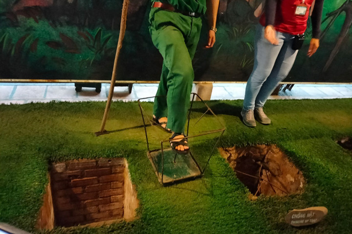 Pengunjung dapat mencoba memasuki lorong pendek dan merasakan kerasnya kehidupan tentara di dalam terowongan. Bagi para turis yang tidak terbiasa dengan ruang sempit,di tempat ini juga telah secara khusus memasang lorong yang melebar sehingga mereka dapat menjelajahi dan memahami dunia bawah tanah dengan lebih baik.