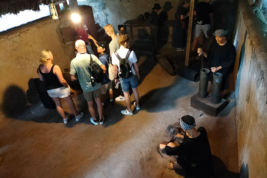 Terowongan ini mempunyai kedalaman sekitar 5 meter di bawah tanah dengan pintu keluar pada jarak 20 meter, 50 meter. Tim medcom.id juga sempat mencoba masuk ke dalam terowongan dengan rute paling pendek yaitu 20 m. 