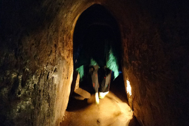 Masuk ke dalam sangat gelap dengan penerangan seadanya, udara minim, dan jalan ini hanya bisa dilalui dengan berjongkok. Bagi mereka yang memiliki penyakit pernafasan, disarankan untuk tidak mencoba masuk ke bawah tanah. 