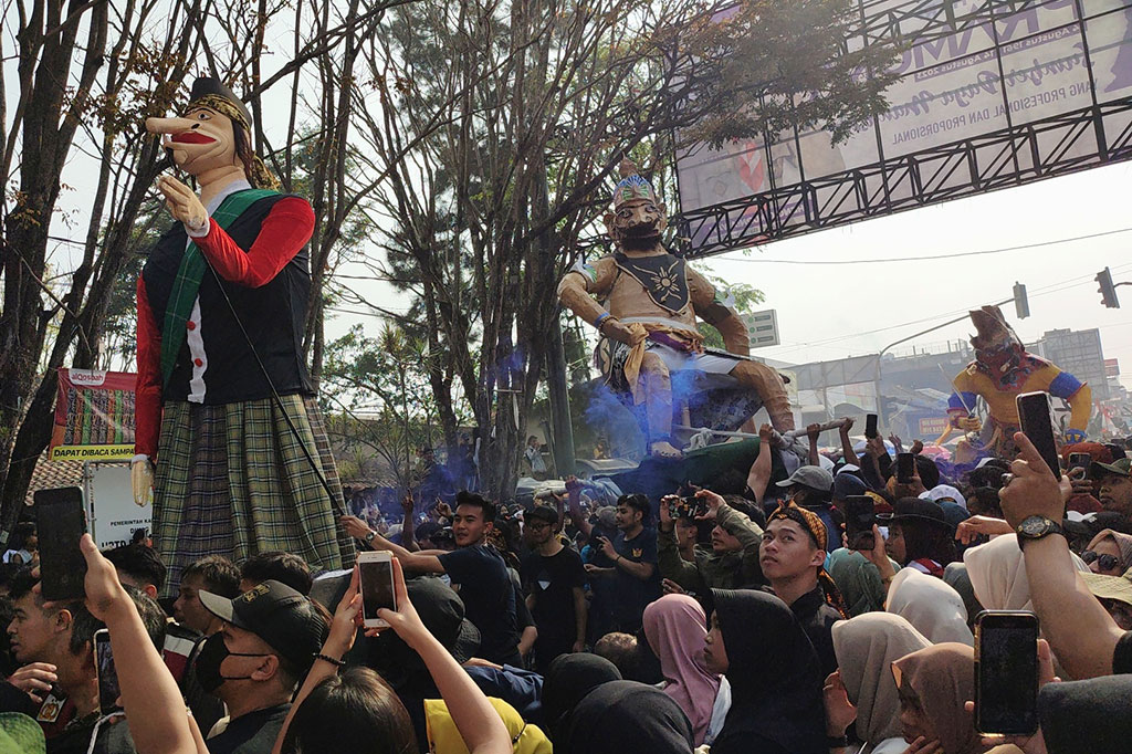 Peserta membawa replika raksasa saat karnaval HUT Kemerdekaan RI di Lembang, Kabupaten Bandung Barat, Rabu, 16 Agustus 2023. Kemeriahan untuk menyambut HUT ke-78 RI tersebut menyedot animo ribuan masyarakat.