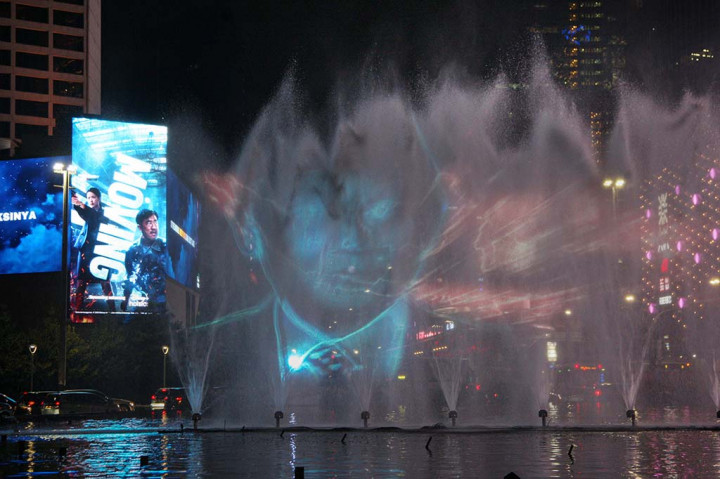 Vidio mapping dengan media air mancur yang bergambar alam dan budaya nusantara serta tujuh wajah presiden RI ditampilkan di kolam air mancur Budaran HI, Jakarta, Rabu, 16 Agustus 2023. 