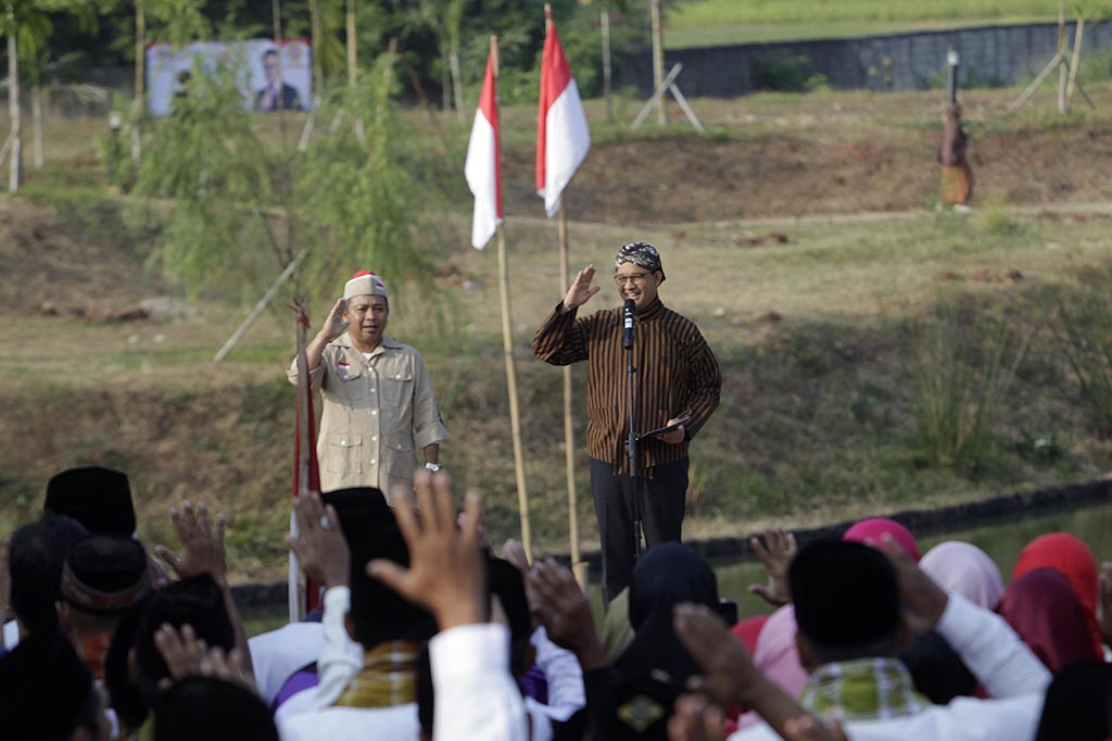 Anies mengikuti rangkaian upacara bersama sekitar 200 warga RW 4, Kelurahan Cilandak Barat, Kecamatan Cilandak, Jakarta Selatan. Ia tiba di lokasi acara sekira pukul 07.15 WIB didampingi istrinya, Fery Farhati. Anies mengenakan baju adat jawa surjan dilengkapi blangkon.