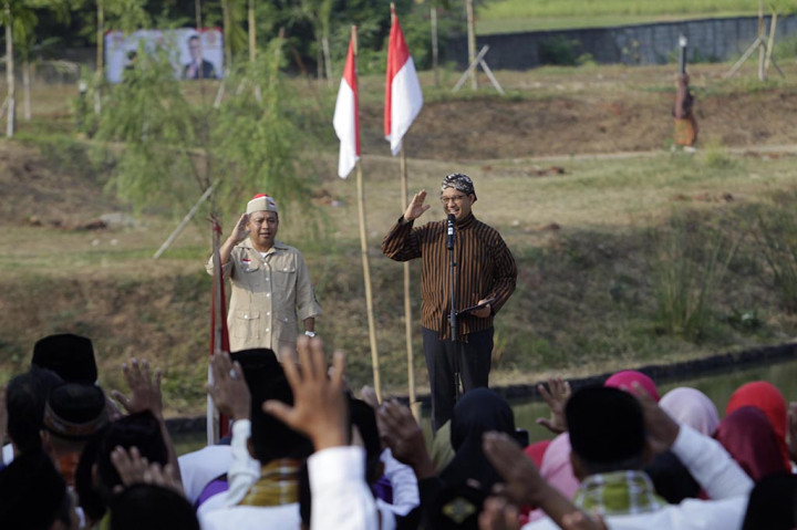 Anies mengikuti rangkaian upacara bersama sekitar 200 warga RW 4, Kelurahan Cilandak Barat, Kecamatan Cilandak, Jakarta Selatan. Ia tiba di lokasi acara sekira pukul 07.15 WIB didampingi istrinya, Fery Farhati. Anies mengenakan baju adat jawa surjan dilengkapi blangkon.