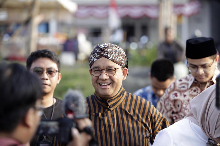 Bakal calon presiden Koalisi Perubahan untuk Persatuan (KPP) Anies Baswedan mengikuti upacara peringatan Hari Ulang Tahun (HUT) ke-78 Republik Indonesia (RI) di Waduk Lebak Bulus, Jakarta Selatan. Sebagai pembina karang taruna setempat, Anies diberi kesempatan menyampaikan sambutan.