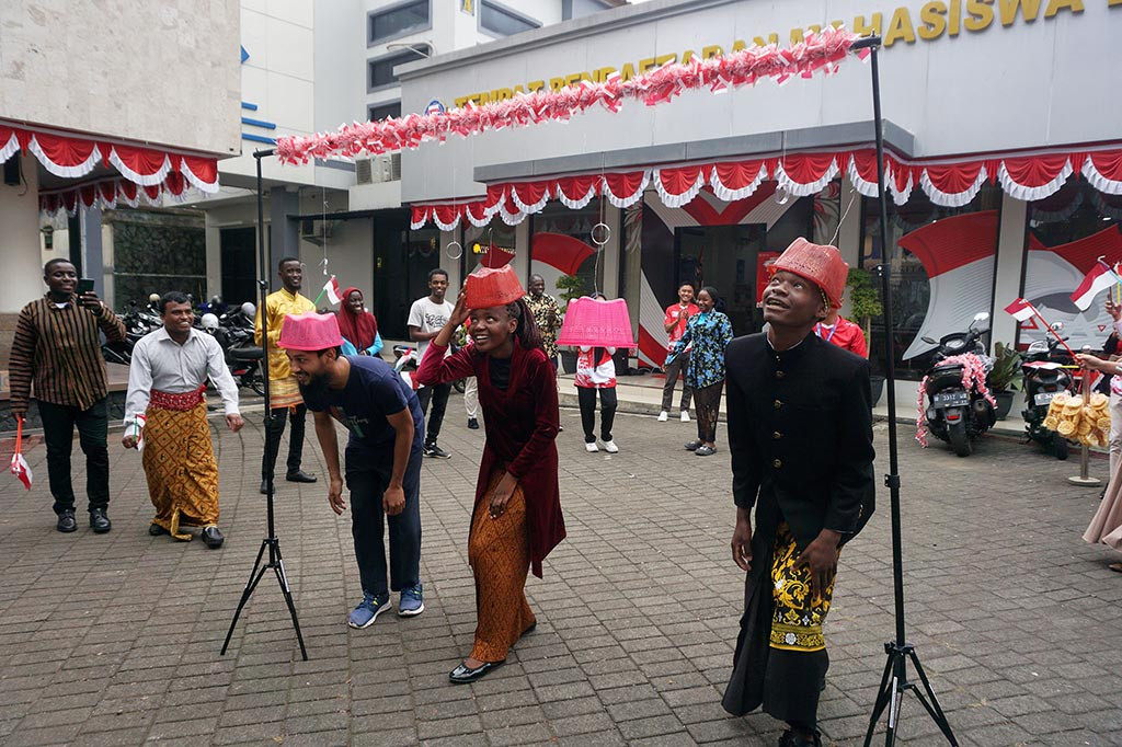 Kemeriahan HUT ke-78 RI begitu terasa di seluruh pelosok Indonesia, salah satunya adalah di Kampus Universitas Muhammadiyah Purwokerto (UMP). UMP mengajak mahasiswa internasional untuk ikut serta upacara HUT Proklamasi ke-78 dengan mengenakan pakaian adat nusantara. Mereka juga mengikuti lomba-lomba yang digelar.
