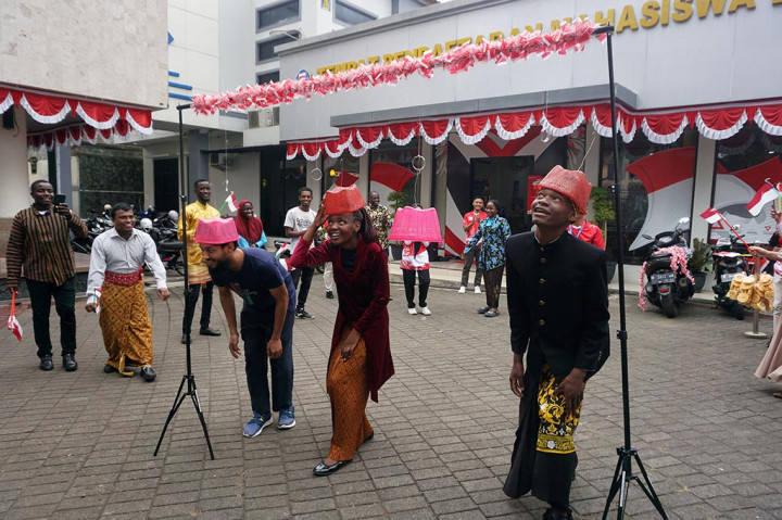 Kemeriahan HUT ke-78 RI begitu terasa di seluruh pelosok Indonesia, salah satunya adalah di Kampus Universitas Muhammadiyah Purwokerto (UMP). UMP mengajak mahasiswa internasional untuk ikut serta upacara HUT Proklamasi ke-78 dengan mengenakan pakaian adat nusantara. Mereka juga mengikuti lomba-lomba yang digelar.