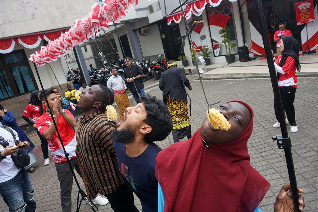 Para mahasiswa asing tersebut tampak khidmat mengikuti Upacara Peringatan Kemerdekaan RI, pada Kamis, 17 Agustus 2023. Mereka ikut berdiri dengan mengenakan pakaian adat Indonesia. Bahkan Rektor UMP Jebul Suroso juga mamakai pakaian adat Aceh saat menjadi inspektur upacara.