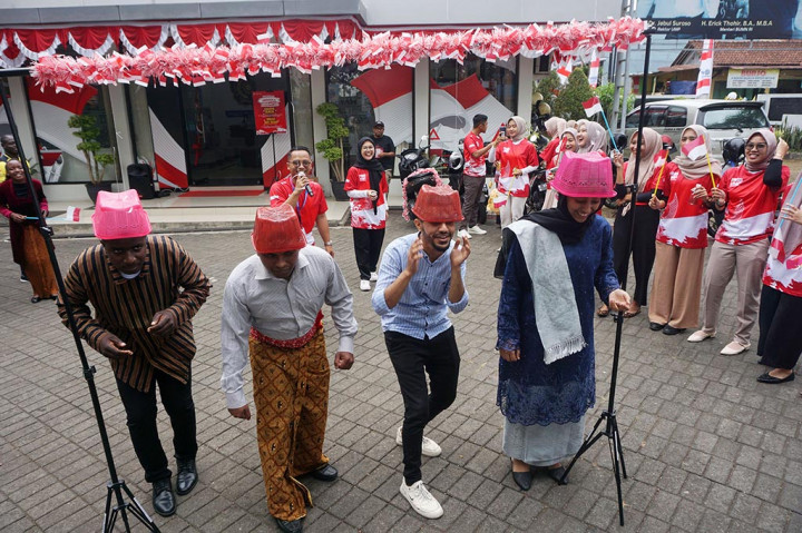 Para mahasiswa asing itu tampak begitu senang mengikuti  lomba-lomba di antaranya adalah mengaitkan tutup makanan ke sebuah kait. Uniknya tidak boleh pakai tangan, melainkan kepala. Kemudian ada juga lomba makan kerupuk. Banyak yang terlihat gembira mengikutinya.