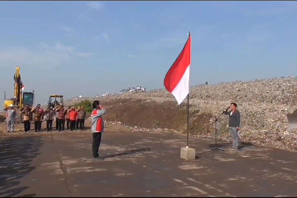 Upacara bendera dilaksanakan dengan inspektur upacara Kepala Dinas Lingkungan Hidup dan Kebersihan Sidoarjo, Bahrul Amiq. Bendera merah putih pun dikibarkan di lokasi TPA sampah, saat detik-detik Proklamasi diiringi lagu kebangsaan Indonesia Raya berkumandang.