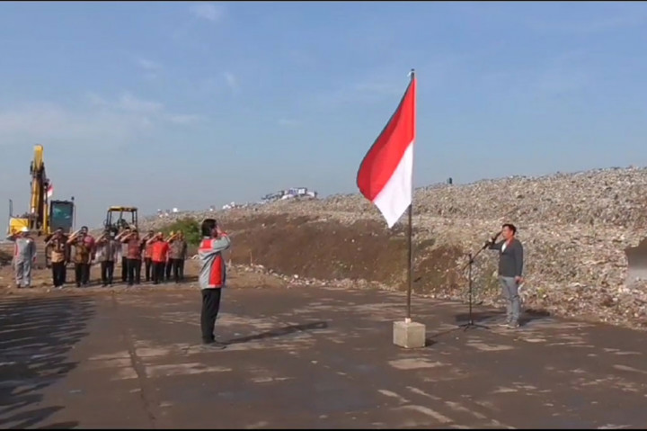 Upacara bendera dilaksanakan dengan inspektur upacara Kepala Dinas Lingkungan Hidup dan Kebersihan Sidoarjo, Bahrul Amiq. Bendera merah putih pun dikibarkan di lokasi TPA sampah, saat detik-detik Proklamasi diiringi lagu kebangsaan Indonesia Raya berkumandang.