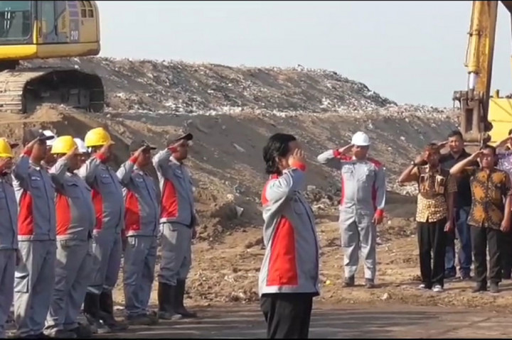 Upacara HUT ke-78 RI memperingati detik-detik Proklamasi tidak hanya dilakukan di perkantoran atau sekolah. Di Kabupaten Sidoarjo, Jawa Timur, puluhan petugas kebersihan melakukan upacara bendera di tempat pembuangan akhir (TPA) sampah.