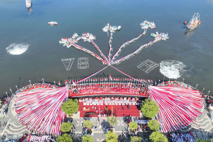 Pemerintah Kota Makassar, Sulawesi Selatan menggelar upacara peringatan Hari Ulang Tahun (HUT) ke-78 Proklamasi Kemerdekaan Republik Indonesia dengan mengangkat tema Bunga Rampai yang dilaksanakan di anjungan Losari City of Makassar.