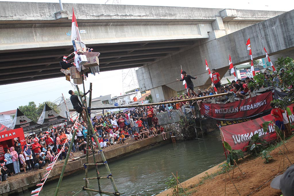 Dalam rangka memeriahkan HUT ke-78 RI, lomba 'Jalan Pinang' kembali digelar di Jalan Laksamana Malahayati, wilayah RW 02, Kelurahan Cipinang Melayu, Kecamatan Makasar, Jakarta Timur, Kamis, 17 Agustus 2023. Sebelumnya kegiatan tersebut sempat ditiadakan lantaran masih dalam situasi pandemi covid-19.