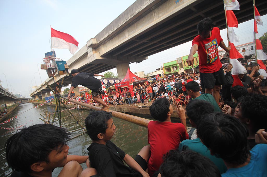 Antusiasme masyarakat pun terlihat, mereka datang dari berbagai wilayah untuk melihat perlombaan yang digelar di tengah kali tersebut. Peserta yang mengikuti lomba tersebut juga terbilang cukup banyak, namun tidak banyak juga yang berhasil untuk meraih hadiah yang berada di ujung batang pohon pinang tersebut.
