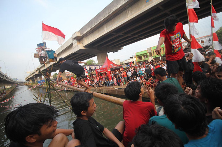 Antusiasme masyarakat pun terlihat, mereka datang dari berbagai wilayah untuk melihat perlombaan yang digelar di tengah kali tersebut. Peserta yang mengikuti lomba tersebut juga terbilang cukup banyak, namun tidak banyak juga yang berhasil untuk meraih hadiah yang berada di ujung batang pohon pinang tersebut.
