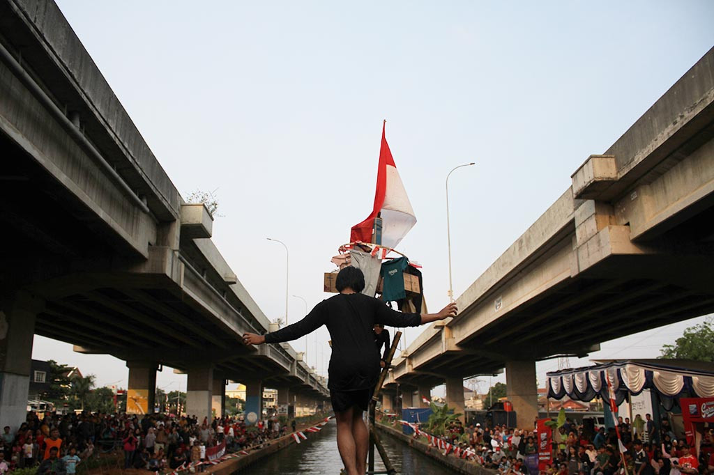 Kegiatan tersebut terbilang cukup unik, lantaran perlombaan digelar di bawah kolong Tol Becakayu tepatnya di aliran Kali Malang