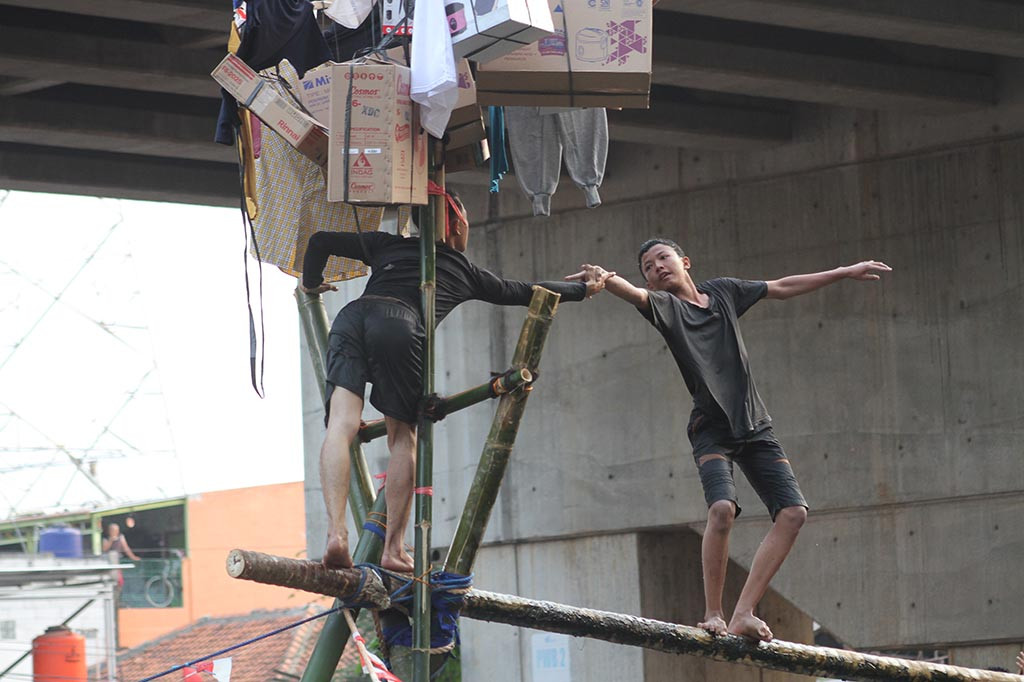 Kegiatan yang digelar dalam rangka memeriahkan HUT ke-78 RI tersebut menggelar 2 jenis perlombaan, yakni Jalan Pinang dan Gebuk Bantal, yang juga digelar secara terbuka untuk umum.