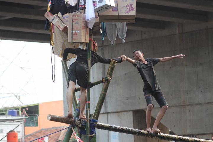 Kegiatan yang digelar dalam rangka memeriahkan HUT ke-78 RI tersebut menggelar 2 jenis perlombaan, yakni Jalan Pinang dan Gebuk Bantal, yang juga digelar secara terbuka untuk umum.