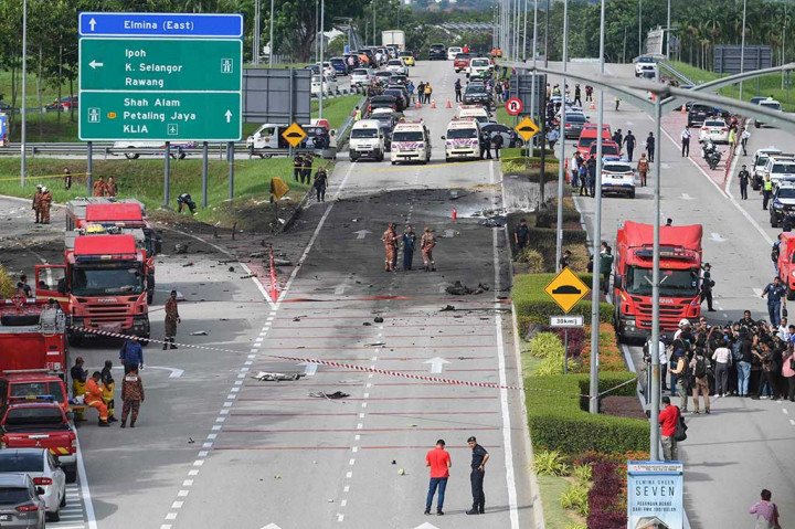Petugas melakukan investigasi di lokasi jatuhnya pesawat ringan di jalanan negara bagian Selangor, Malaysia, Kamis, 17 Agustus 2023.