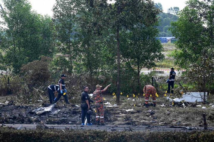 Sebuah pesawat ringan jatuh di jalanan di negara bagian Selangor, Malaysia pada hari Kamis, 17 Agustus 2023, menewaskan sedikitnya delapan penumpang dan dua pengendara di jalan raya.