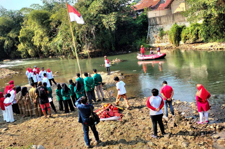 Dalam penilaiannya, lingkungan di Indonesia saat ini belum merdeka. Banyak pohon ditebang, pembangunan tidak dapat dikontrol, polusi kendaraan bermotor dan industri meruak, serta limbah dan sampah masuk sungai. “Hari ini kita mungkin sama-sama rasakan bahwa hampir tiga pekan terakhir kita merasakan bumi ini seperti mendidih,” kata dia.