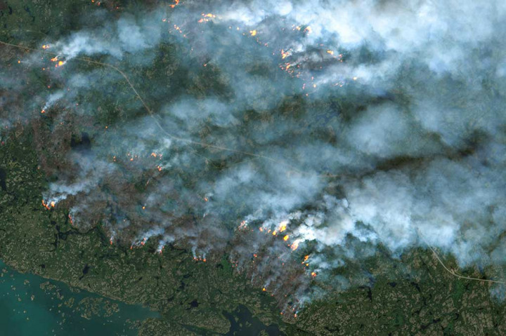 Militer Kanada juga sudah mulai menerbangkan penduduk dari banyak komunitas kecil di wilayah Barat Laut setelah jalur darat tertutup api. Langkah ini menjadi kedua kalinya dalam beberapa bulan terakhir.