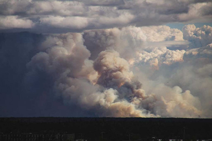 Lebih dari 1.000 kebakaran hutan terjadi di kawasan tersebut. “Situasi kebakaran hutan semakin memburuk, api yang membakar wilaya barat Yellowknife sekarang menjadi ancaman nyata,” kata Menteri Lingkungan Wilayah Barat Laut Shane Thompson.