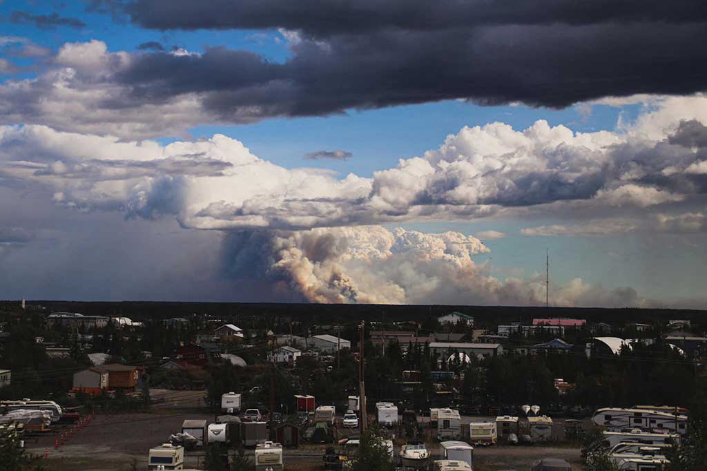 Krisis di kota tersebut menjadi babak baru dari musim panas yang menyebabkan kebakaran hutan di Kanada. Sejumlah titik api menyebar dengan cepat ke seluruh wilayah, memaksa puluhan ribu orang mengungsi dan menghanguskan petak-petak tanah yang luas.