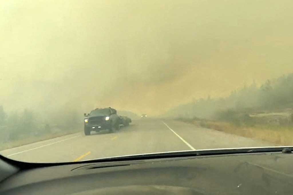 Puluhan ribu warga Kota Yellowknife, salah satu kota terbesar di ujung utara Kanada, telah diperintahkan untuk mengungsi. Kebijakan ini muncul karena ancaman kebakaran hutan yang dapat mencapai kota itu pada akhir pekan.