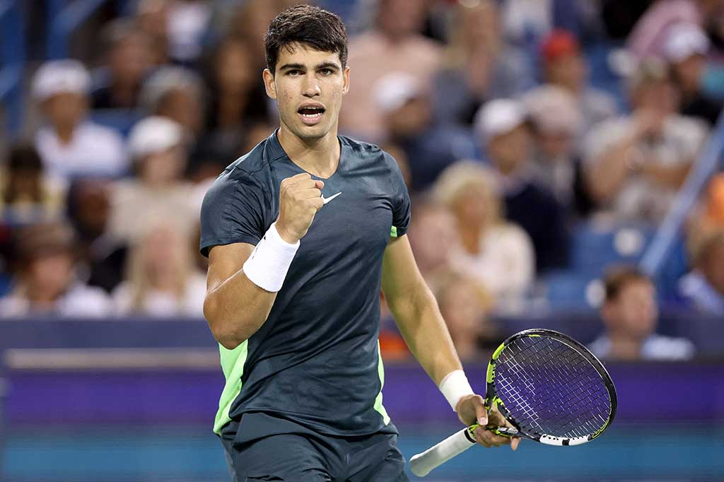 Carlos Alcaraz berhasil mengalahkan Tommy Paul 7-6 (8/6), 6-7 (7/0) 6-3 di Cincinnati, Kamis, 17 Agustus waktu setempat, sekaligus membalaskan kekalahannya dari petenis Amerika itu di Toronto pekan lalu.