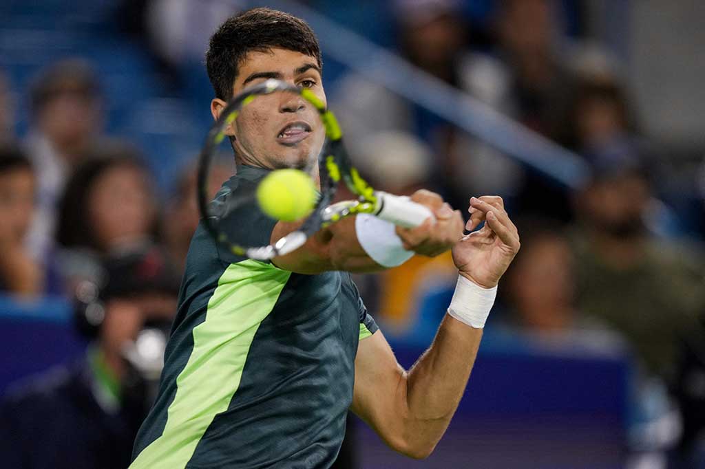 Setelah jeda hujan terakhir, Alcaraz yang unggul pada set ketiga, menyelesaikan beberapa poin terakhir dan melaju dengan 40 winner serta 61 unforced error. 