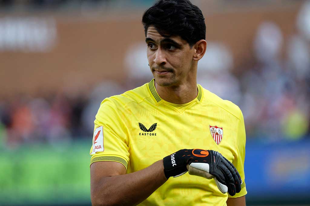 Kiper Sevilla FC Yassine Bono resmi merapat ke klub Arab Saudi Al Hilal dengan kontrak tiga tahun hingga 2026.