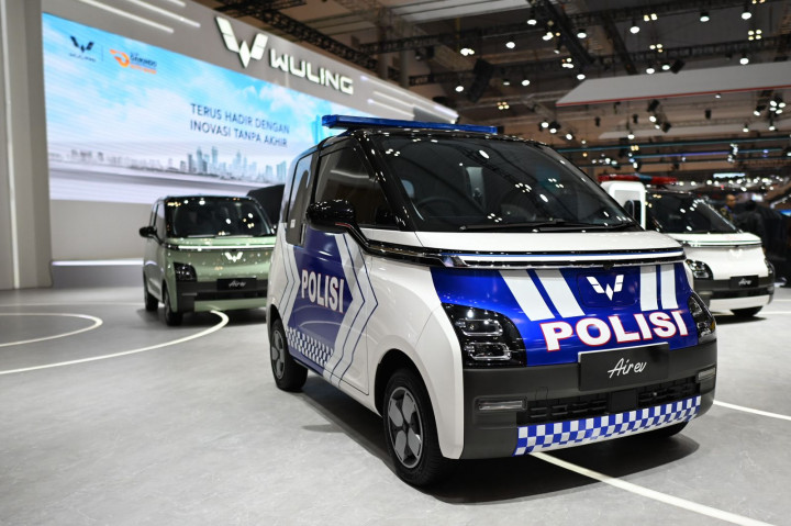 Air ev pun turut dipersonalisasikan sebagai mobil kepolisian. Tampil dengan livery strip biru dan putih serta tulisan polisi pada setiap bagian, kendaraan listrik ini ditugaskan untuk menjadi mobil patroli lalu lintas oleh Korlantas Kepolisian Negara Republik Indonesia.