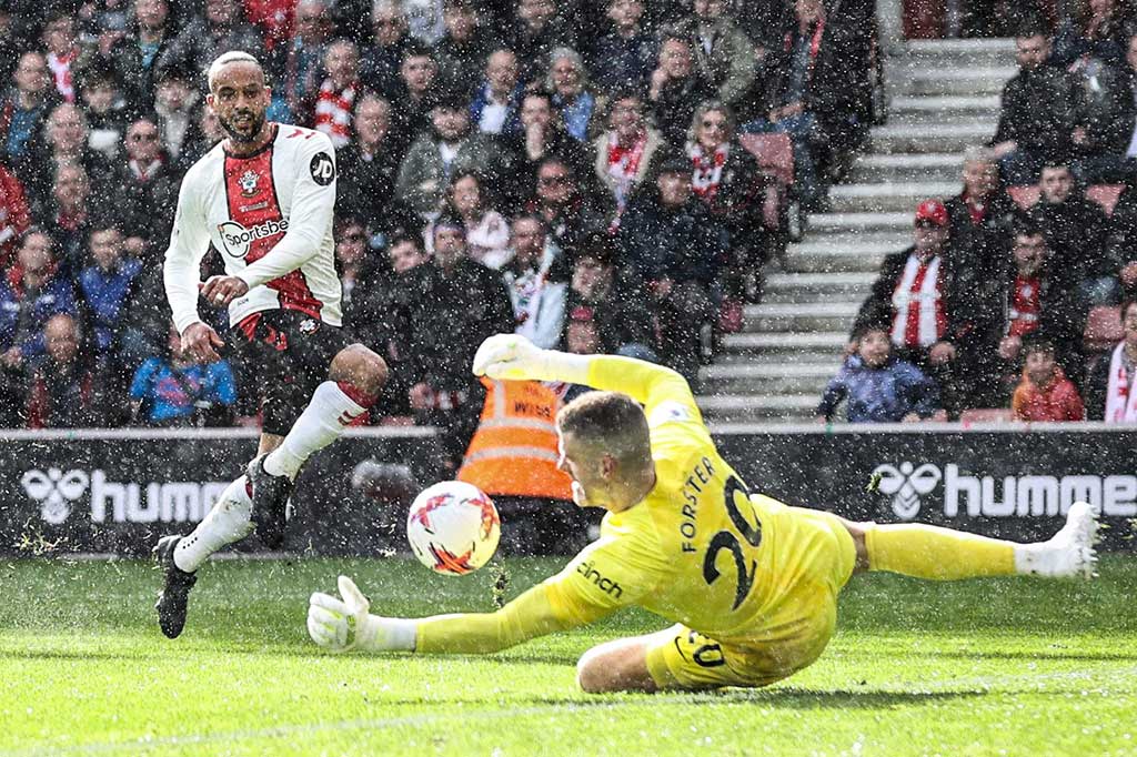 Secara keseluruhan, Walcott - yang karirnya dirusak oleh cedera - mencetak delapan gol dalam 47 penampilan untuk Inggris.