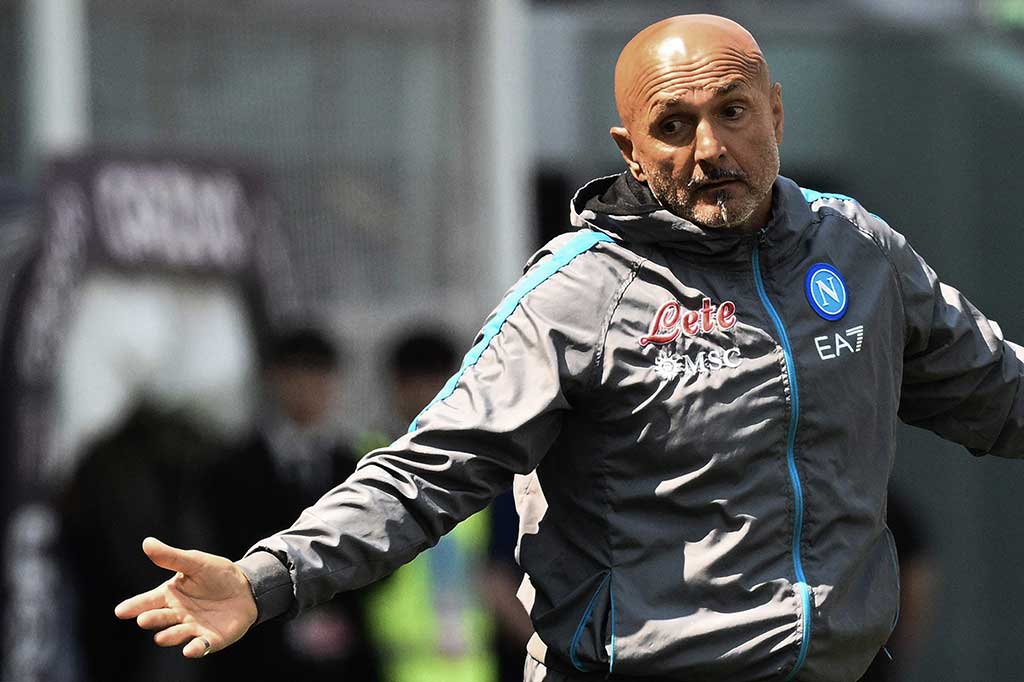 Spalletti mengakhiri penantian 33 tahun Napoli untuk meraih trofi Serie A musim lalu sebelum meninggalkan jabatannya. Spalletti menjadi pelatih tertua yang memenangkan gelar Italia musim lalu pada usia 64 tahun.